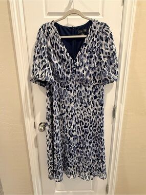 Jessica Howard Blue and White Leopard Print V-Neck Midi Dress